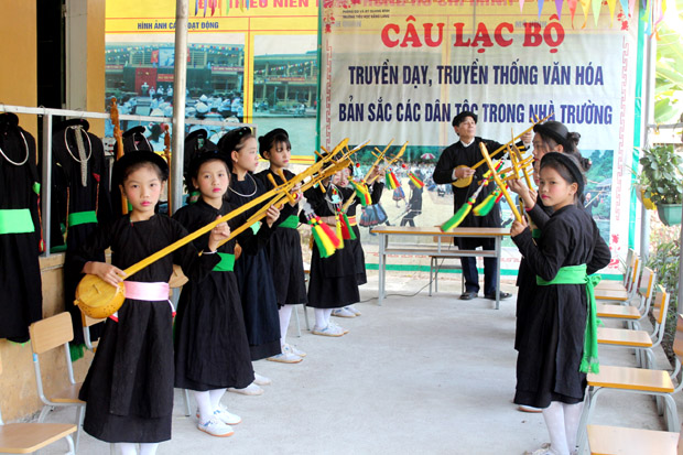  Buổi học hát Then, đàn Tính tại Câu lạc bộ “Truyền dạy văn hóa truyền thống” của học sinh Trường Tiểu học xã Bằng Lang.