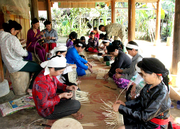 Lớp dạy nghề mây, tre đan thu hút nhiều người dân thôn Nà Ràng tham gia.