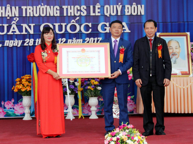 Đồng chí Trần Đức Quý, Phó Chủ tịch UBND tỉnh trao Bằng công nhận trường đạt chuẩn Quốc gia mức độ 1 cho tập thể nhà trường.