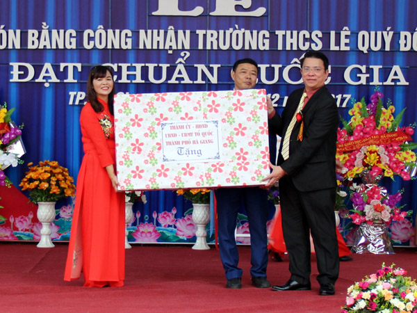 Đồng chí Trần Mạnh Lợi, Bí thư Thành ủy tặng quà và hoa cho nhà trường.