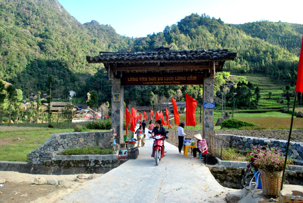 Cổng Làng Văn hóa du lịch Lũng Cẩm, xã Sủng Là.