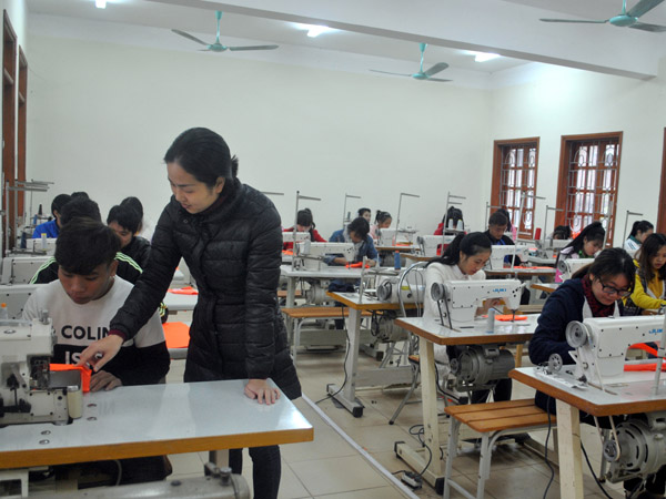 Một lớp học may mặc tại Trường Cao đẳng Nghề.
