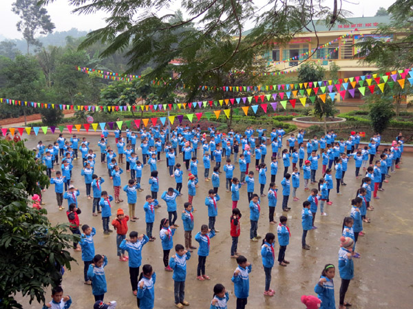 Các em học sinh tham gia hoạt động ngoại khóa.