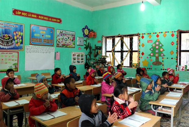 Các em học sinh trường trường PTDT bán trú Tiểu học xã Quản Bạ luôn mặc đủ áo ấm khi đến lớp.