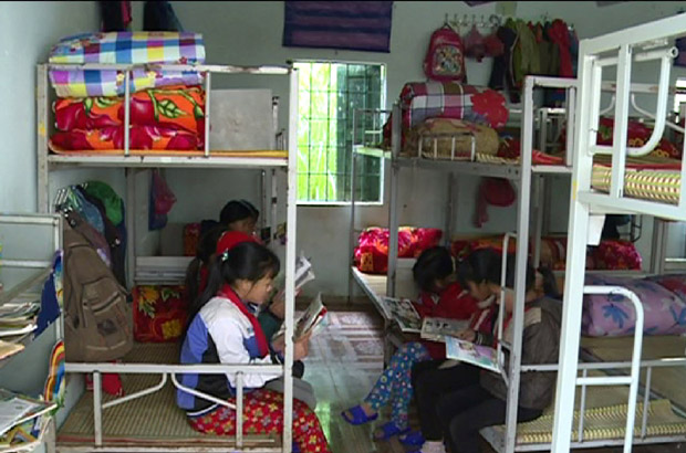 Phòng ngủ của học sinh trường PTDT bán trú Tiểu học xã Lùng Tám được trang bị đầy đủ chăn ấm.