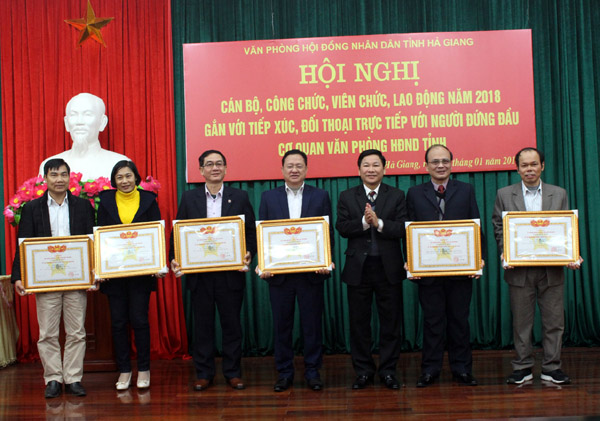 Phó Chủ tịch HĐND tỉnh Hoàng Văn Vịnh trao Huy hiệu Vì sự nghiệp phát triển tỉnh Hà Giang cho các cá nhân có thành tích xuất sắc.