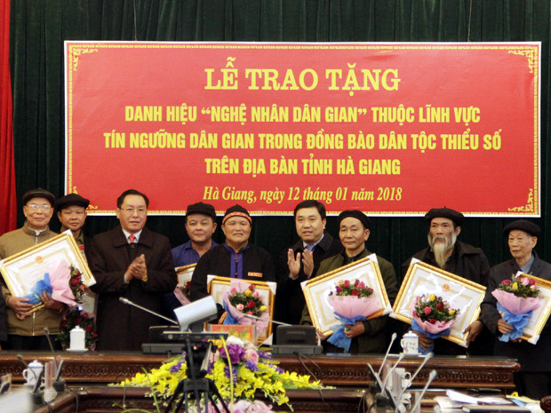 Các đồng chí lãnh đạo tỉnh trao Bằng chứng nhận Nghệ nhân dân gian cho các nghệ nhân