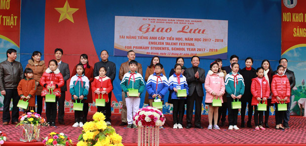 Đồng chí Vũ Văn Sử, Giám đốc Sở GD&ĐT cùng các nhà tài trợ trao quà lưu niệm cho các thầy cô và học sinh.