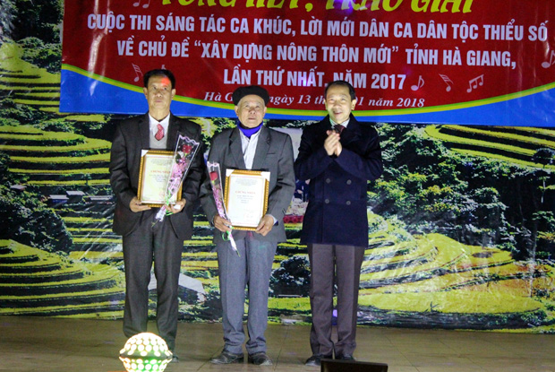 Đồng chí Trần Đức Quý, Phó Chủ tịch UBND tỉnh trao thưởng cho 2 tác giả đạt giải A tại cuộc thi.