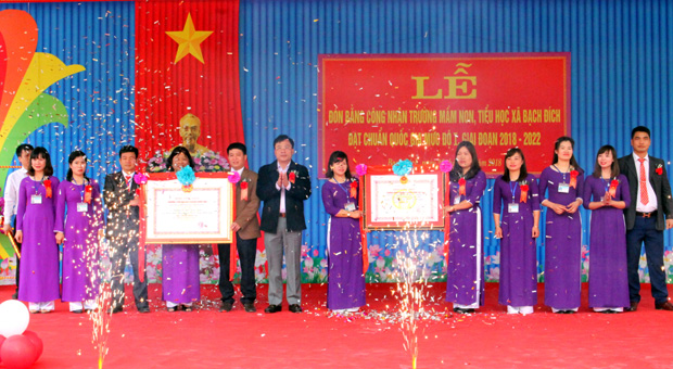 Thừa ủy quyền Chủ tịch UBND tỉnh, Phó Chủ tịch UBND huyện trao Bằng công nhận đạt chuẩn Quốc gia cho Trường Mầm non Bạch Đích và Trường PT DTBT Tiểu học Bạch Đích, giai đoạn 2018-2022.