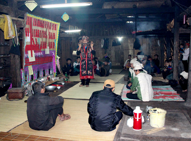 Nghi thức thờ cúng Tổ tiên của đồng bào dân tộc Dao thôn Nà Thác, xã Phương Độ (thành phố Hà Giang) đang được các nghệ nhân gìn giữ và truyền dạy cho thế hệ sau.