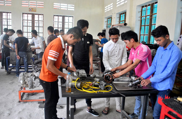 Lớp học nghề sửa chữa ô -  tô tại Trường Cao đẳng Nghề luôn thu hút đông học viên.