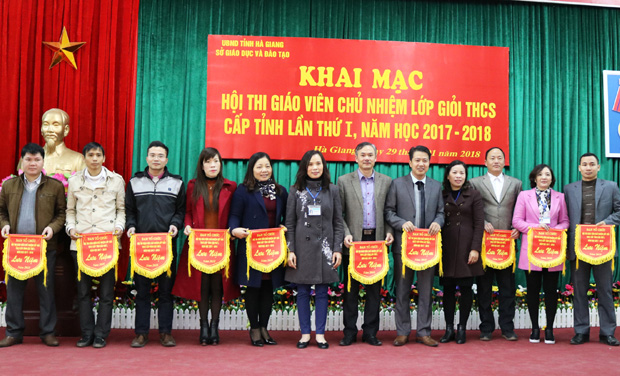 Lãnh đạo Sở GD&ĐT trao cờ lưu niệm cho các đoàn tham dự hội thi giáo viên chủ nhiệm lớp giỏi THCS cấp tỉnh lần thứ nhất, năm 2017 – 2018.
