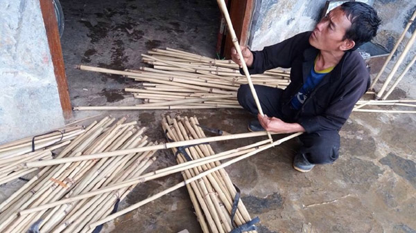 Từng ống trúc được được Nghệ nhân Ly Sính Hờ lựa chọn kỹ lưỡng để tạo nên những chiếc khèn tinh sảo.