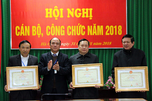 Chủ nhiệm UBKT Tỉnh ủy Lê Quang Minh trao Bằng khen của Chủ tịch UBND tỉnh cho cá nhân đã có thành tích 2 năm liên tục (2015 - 2016) hoàn thành xuất sắc nhiệm vụ. 