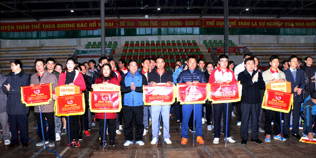 Phó Bí thư Tỉnh ủy Nguyễn Mạnh Dũng, Trưởng ban Tổ chức Tỉnh ủy Nguyễn Trung Tài và Trưởng ban Tuyên giáo Tỉnh ủy Sèn Chỉn Ly trao Cờ lưu niệm cho các đơn vị tham gia giải.
