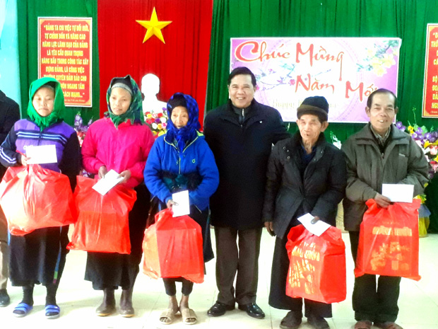 Đồng chí Sèn Chỉn Ly, Ủy viên BTV Tỉnh ủy, Trưởng Ban Tuyên giáo Tỉnh ủy trao quà cho các hộ nghèo của xã Nấm Dẩn.