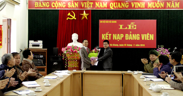 Đồng chí Nguyễn Trung Thu, Tỉnh ủy viên, Bí thư Chi bộ Báo Hà Giang trao Quyết định kết nạp Đảng cho đảng viên mới.