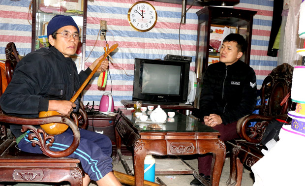 Nghệ nhân Hoàng Văn Sơn (bên trái) giới thiệu những làn điệu hát Phươn - một trong những nét văn hóa đặc sắc của người Giáy ở Yên Minh.