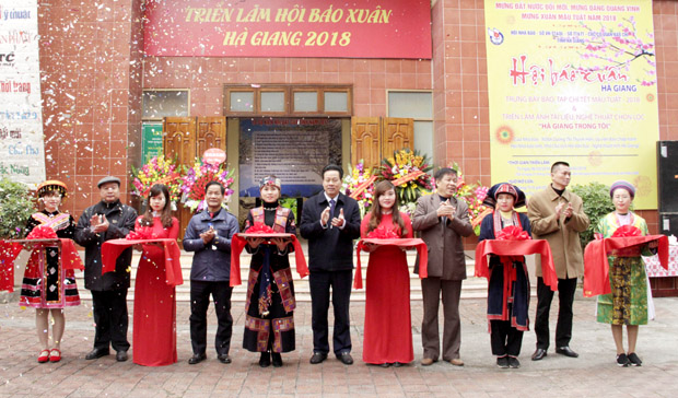 Đồng chí Nguyễn văn Sơn cùng lãnh đạo các sở, ngành, Hội Nhà báo tỉnh cắt bằng Khai mạc Hội Báo Xuân Mậu Tuất 2018.