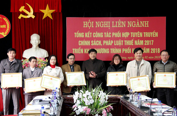 Lãnh đạo Cục Thuế tỉnh tặng Giấy khen cho 8 tập thể và 11 cá nhân.