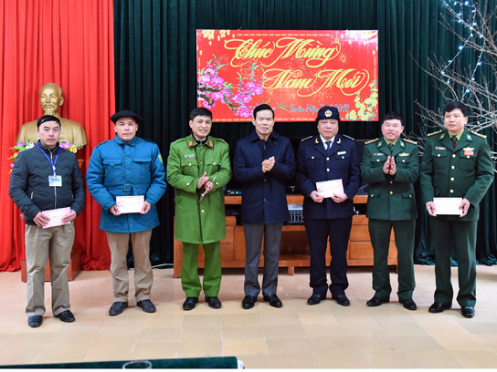 Thay mặt lãnh đạo tỉnh, Bí thư Tỉnh ủy Triệu Tài Vinh tặng quà, chúc Tết các Đồn Biên phòng, Chi cục Hải Quan, Đồn Công an Phó Bảng; cấp ủy, chính quyền xã Phố Là và thị trấn Phó Bảng (Đồng Văn).