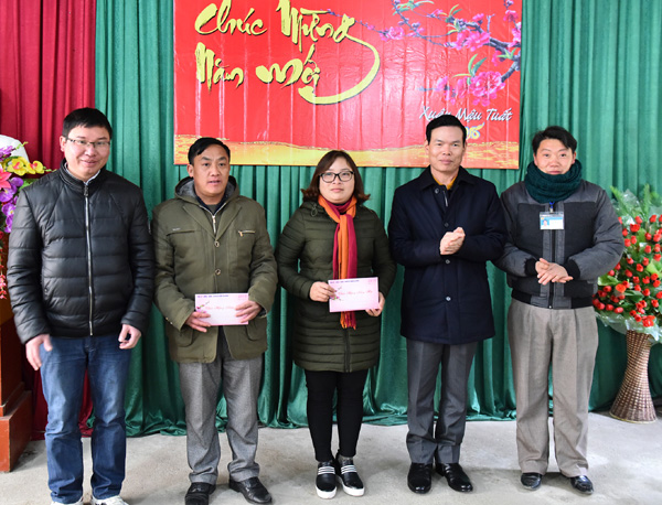 Bí thư Tỉnh uỷ Triệu Tài Vinh tặng quà, chúc Tết cấp ủy, chính quyền các xã Phố Cáo, Sủng Là (Đồng Văn).