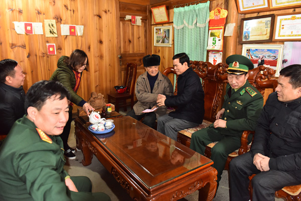 Thay mặt lãnh đạo tỉnh, Bí thư Tỉnh ủy Triệu Tài Vinh tặng quà, chúc Tết cán bộ lão thành cách mạng Hầu Mí Chơ tại xã Phố Cáo (Đồng Văn).