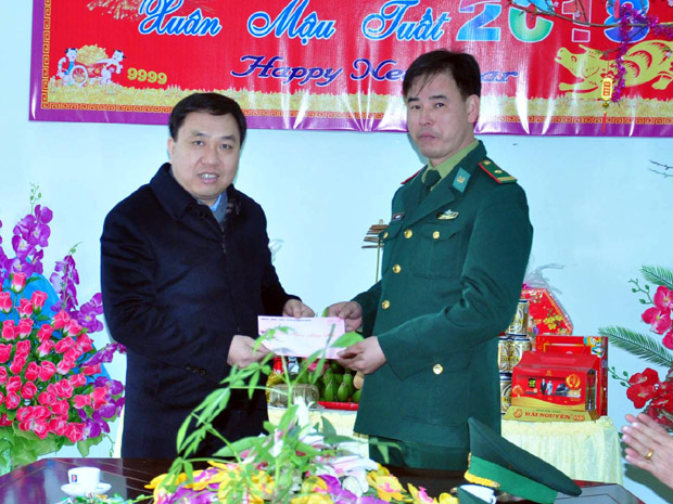 Phó Bí thư Tỉnh ủy Nguyễn Mạnh Dũng tặng quà Đồn Biên phòng Bạch Đích.
