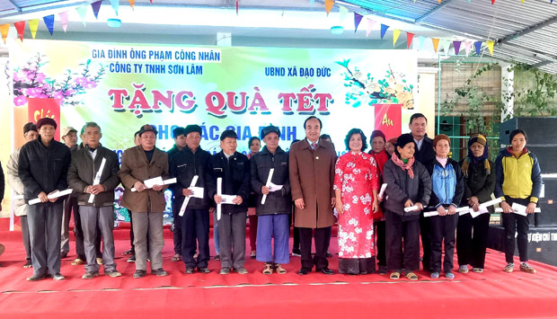 Giám đốc Công ty TNHH Sơn Lâm, Phạm Công Nhân trao quà cho các gia đình chính sách.