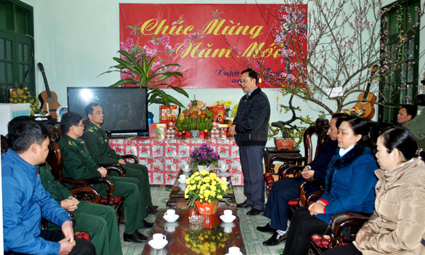 Đồng chí Thào Hồng Sơn, Phó Bí thư Thường trực Tỉnh ủy, Chủ tịch HĐND tỉnh chúc Tết cán bộ, chiến sỹ Đồn Biên phòng Bản Máy (Hoàng Su Phì)