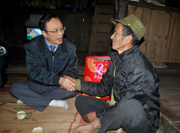 Đồng chí Thào Hồng Sơn thăm, tặng qùa cựu chiến binh nhiễm chất độc da cam Thèn Sào Chấn, thôn Cao Sơn Thượng, xã Pố Lồ (Hoàng Su Phì)