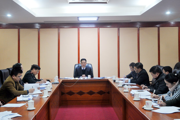 Chủ tịch UBND tỉnh Nguyễn Văn Sơn chủ trì buổi họp.