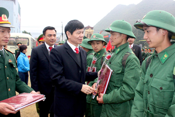 Trưởng ban Tổ chức Tỉnh ủy Nguyễn Trung Tài tặng quà và động viên tân binh huyện Quản Bạ lên đường nhập ngũ.  	Ảnh: Thành Nhân