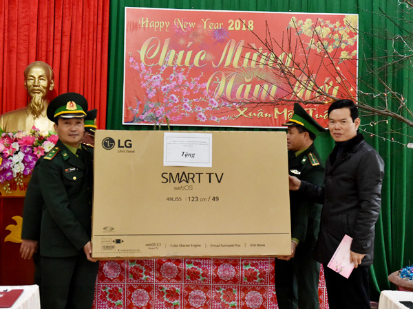 Thay mặt lãnh đạo tỉnh, Bí thư Tỉnh uỷ Triệu Tài Vinh tặng quà, chúc Tết Đồn Biên phòng Lũng Làn, xã Sơn Vĩ (Mèo Vạc).
