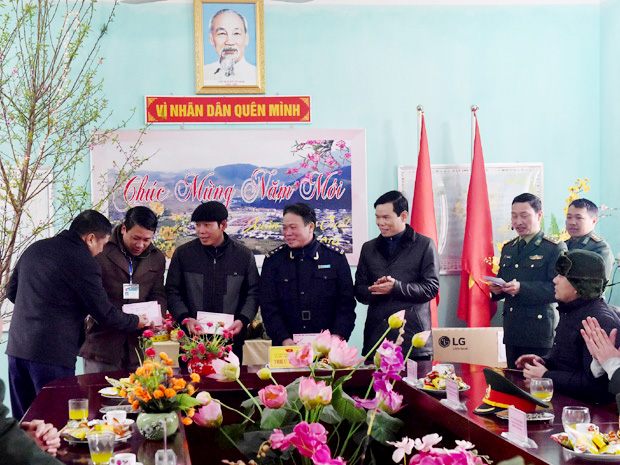 Thay mặt lãnh đạo tỉnh, Bí thư Tỉnh uỷ Triệu Tài Vinh tặng quà, chúc Tết Đồn Biên phòng Săm Pun và cấp ủy, chính quyền các xã: Thượng Phùng, Xín Cái, huyện Mèo Vạc.