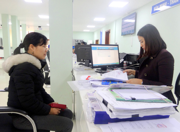 Người dân giao dịch tại Trung tâm Hành chính công của tỉnh.  									Ảnh: Phạm Hoan