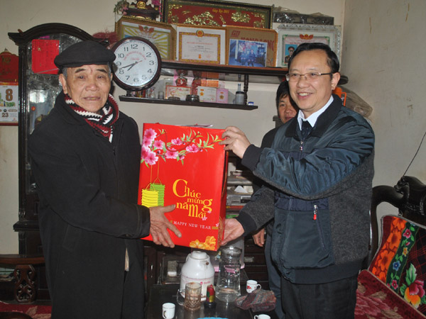 Phó Bí thư Thường trực Tỉnh ủy, Chủ tịch HĐND tỉnh Thào Hồng Sơn thăm, tặng quà ông Ly Chỉn Sài bị nhiễm chất độc mầu da cam, ở tổ 3, thị trấn Cốc Pài (Xín Mần)   