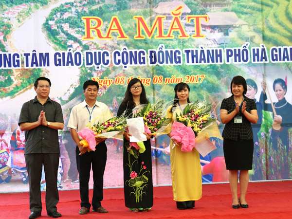 Lãnh đạo thành phố Hà Giang tặng hoa, chúc mừng Trung tâm Giáo dục cộng đồng.