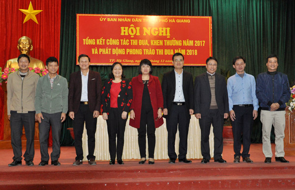 Chủ tịch UBND thành phố ký Giao ước thi đua năm 2018 với lãnh đạo 8 xã, phường.