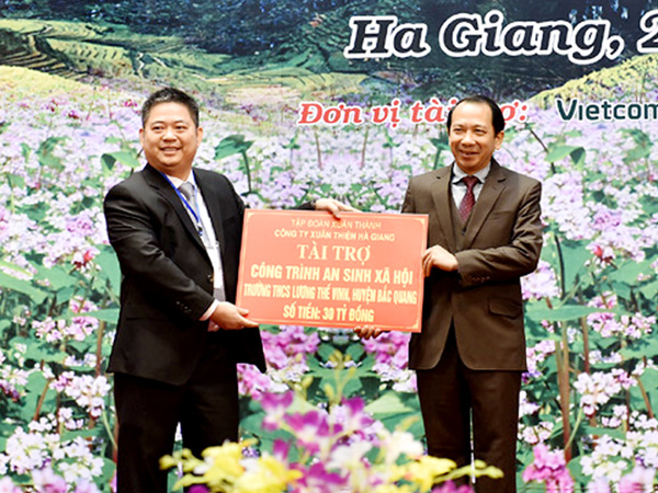 Phó Chủ tịch UBND tỉnh Trần Đức Quý tiếp nhận tài trợ công trình an sinh xã hội từ Công ty Xuân Thiện Hà Giang.