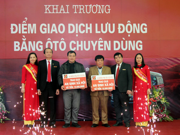 Ban Giám đốc Agribank Hà Giang trao quà an sinh xã hội cho các hộ dân. 		Ảnh: VĂN LONG