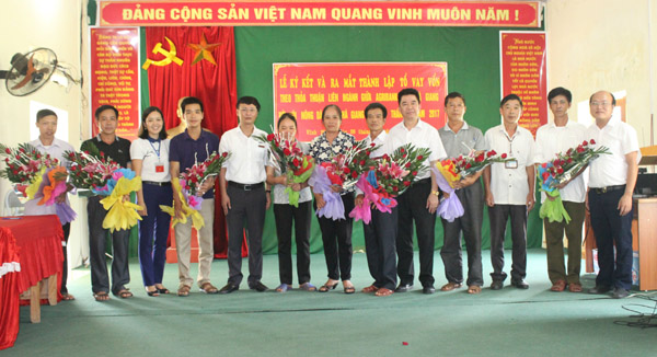 Đồng chí Nguyễn Trung Kiên, Phó Giám đốc Agribank Hà Giang, tặng hoa các Tổ trưởng Tổ vay vốn của xã Vĩnh Phúc (Bắc Quang) tại Lễ ra mắt ngày 28.7.2017.                			Ảnh: Văn Long