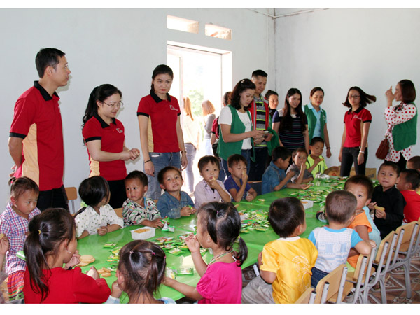 Học sinh điểm trường thôn Lùng Hảo, xã Minh Ngọc (Bắc Mê) vui cùng ngôi trường mới do Nhóm thiện nguyện Kết nối yêu thương Hà Giang cùng Đoàn thanh niên Agribank tài trợ. 		                  Ảnh: Văn Quân