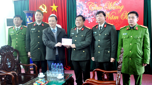 Đồng chí Thào Hồng Sơn, Phó Bí thư Thường trực Tỉnh ủy, Chủ tịch HĐND tỉnh chúc Tết, tặng quà Đảng ủy, Ban Giám đốc Công an tỉnh.