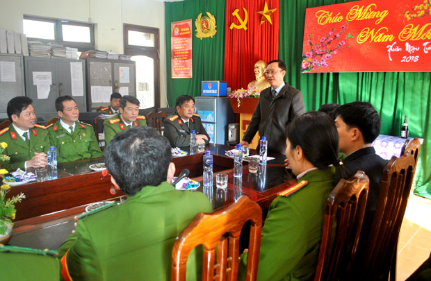 -	Đồng chí Thào Hồng Sơn, Phó Bí thư Thường trực Tỉnh ủy, Chủ tịch HĐND tỉnh chúc Tết cán bộ, chiến sỹ Phòng Quản lý hành chính và trật tự xã hội - Công an tỉnh.