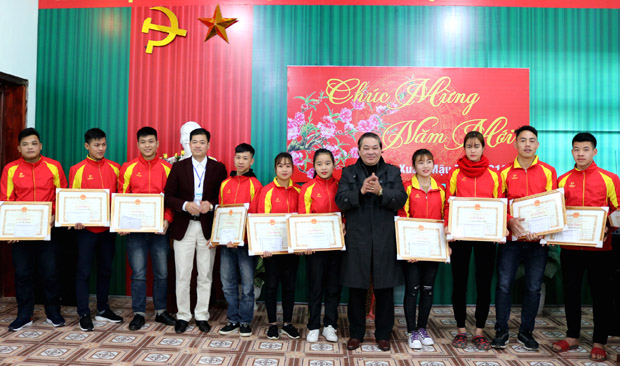 Lãnh đạo Sở VH,TT&DL trao giấy khen cho các VĐV đạt thành tích cao năm 2017