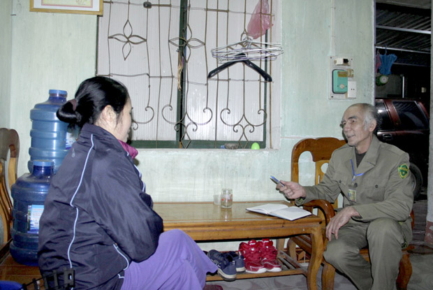Công an viên tổ 15, phường Minh Khai thành phố Hà Giang tuyên truyền, vận động, người dân không mua, bán, sử dụng pháo nổ trong dịp Tết Nguyên đán 2018.