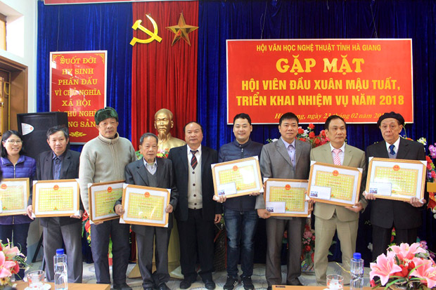 Lãnh đạo Hội VHNT tỉnh tặng Giấy khen cho các Hội viên có đóng góp tích cực trong hoạt động VHNT tỉnh nhà.