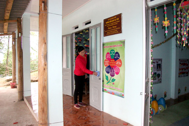 Cô giáo Vàng Thị Ơn bảo quản cơ sở vật chất điểm trường thôn Pạc Tiến mới được xây dựng.